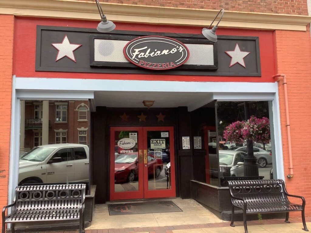 Storefront shot of Fabiano's Pizzeria restaurant